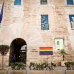 Vox asegura que la colocación de la bandera LGTBi en Les Corts es ilegal y el PP dice que se va a quedar