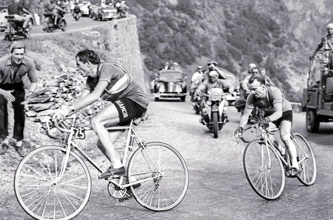 Coppi encabeza la ascensión al Alpe d’Huez en 1952, seguido de Bartali