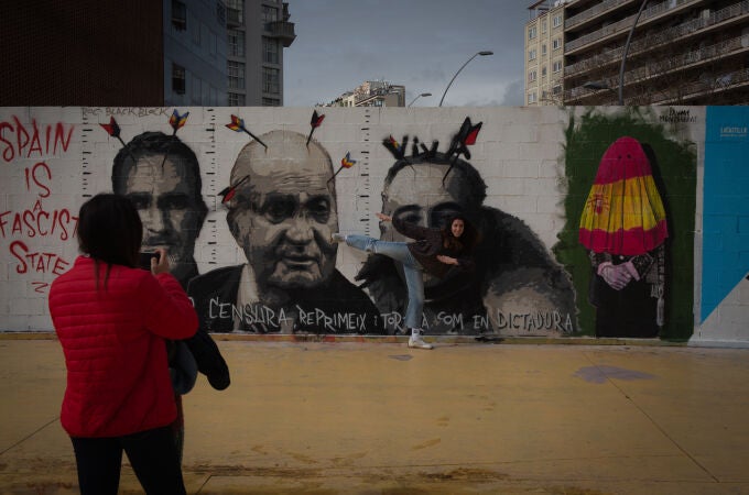 Un mural con flechas en la cabeza del Rey Emérito Juan Carlos I y el general Francisco Franco en Barcelona (España), a 23 de febrero de 2021. Los murales fueron pintados el pasado domingo tras cinco noches consecutivas de protestas en varias ciudades españolas por el encarcelamiento de Pablo Hasel que ingresó el pasado 16 de febrero en el centro penitenciario de Ponent, en Lleida. Está condenado por la Audiencia Nacional a dos años, cuatro meses y quince días de cárcel por los delitos de enaltecimiento del terrorismo e injurias a la corona.23 FEBRERO 2021;PABLO HASEL;BARCELONA;GRAFFITIS;ARTE URBANO;PROTESTA;CATALUÑADavid Zorrakino / Europa Press23/02/2021