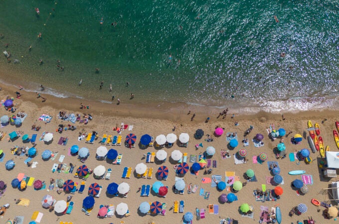 Turistas llenan las playas en la Costa Brava 
